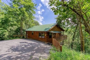 Exterior - New! 3BR*Hot Tub*Game Room*Jacuzzi*Near Dollywood* (Sevierville)