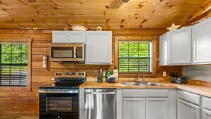 Coffee/tea maker, fridge, microwave, oven - New! 3BR*Hot Tub*Game Room*Jacuzzi*Near Dollywood* (Sevierville)