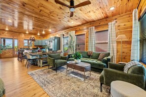 Un amplio espacio habitable con techo de madera, comedor y cocina.