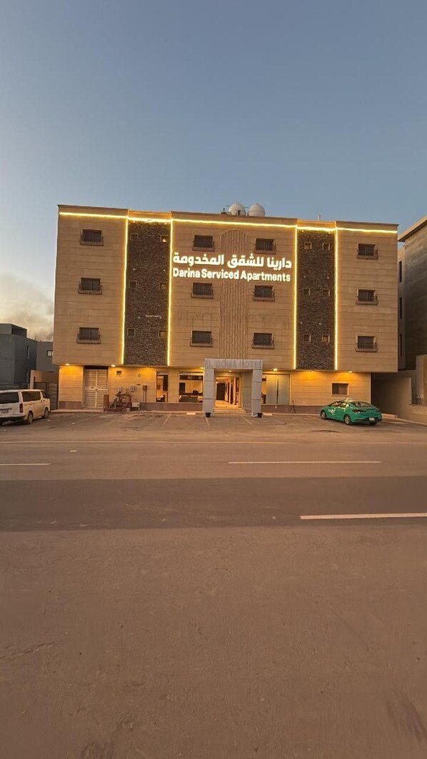 Un immeuble sur lequel on peut lire, en arabe et en anglais, l’inscription « Darina Serviced Apartments ».