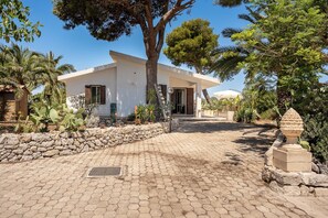 Front of property - Villetta al Plemmirio by Wonderful Italy (Syracuse)