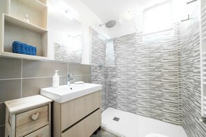 Dusche, Bidet, Handtücher, Seife