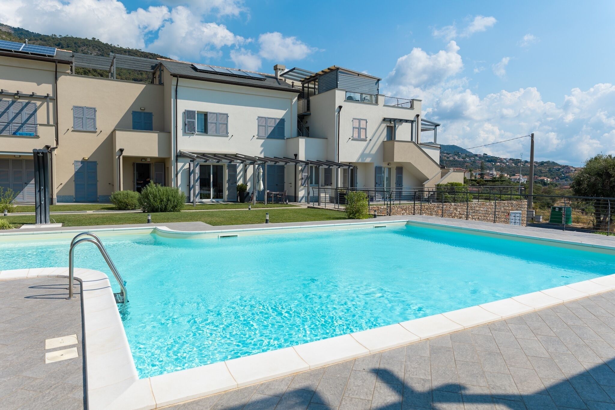 Un bâtiment moderne doté d’une piscine.