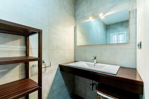 Bathroom - Charming Apartment in El Arenal, Sevilla's Heart (Seville)