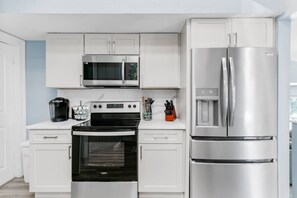 Geladeira, micro-ondas, fogão, cooktop