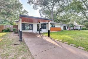 House (2 Bedrooms) | Interior - Tomball Home w/ Game Room: Walk to Main Street! (Tomball)