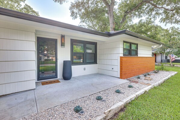 House (2 Bedrooms) | Interior - Tomball Home w/ Game Room: Walk to Main Street! (Tomball)