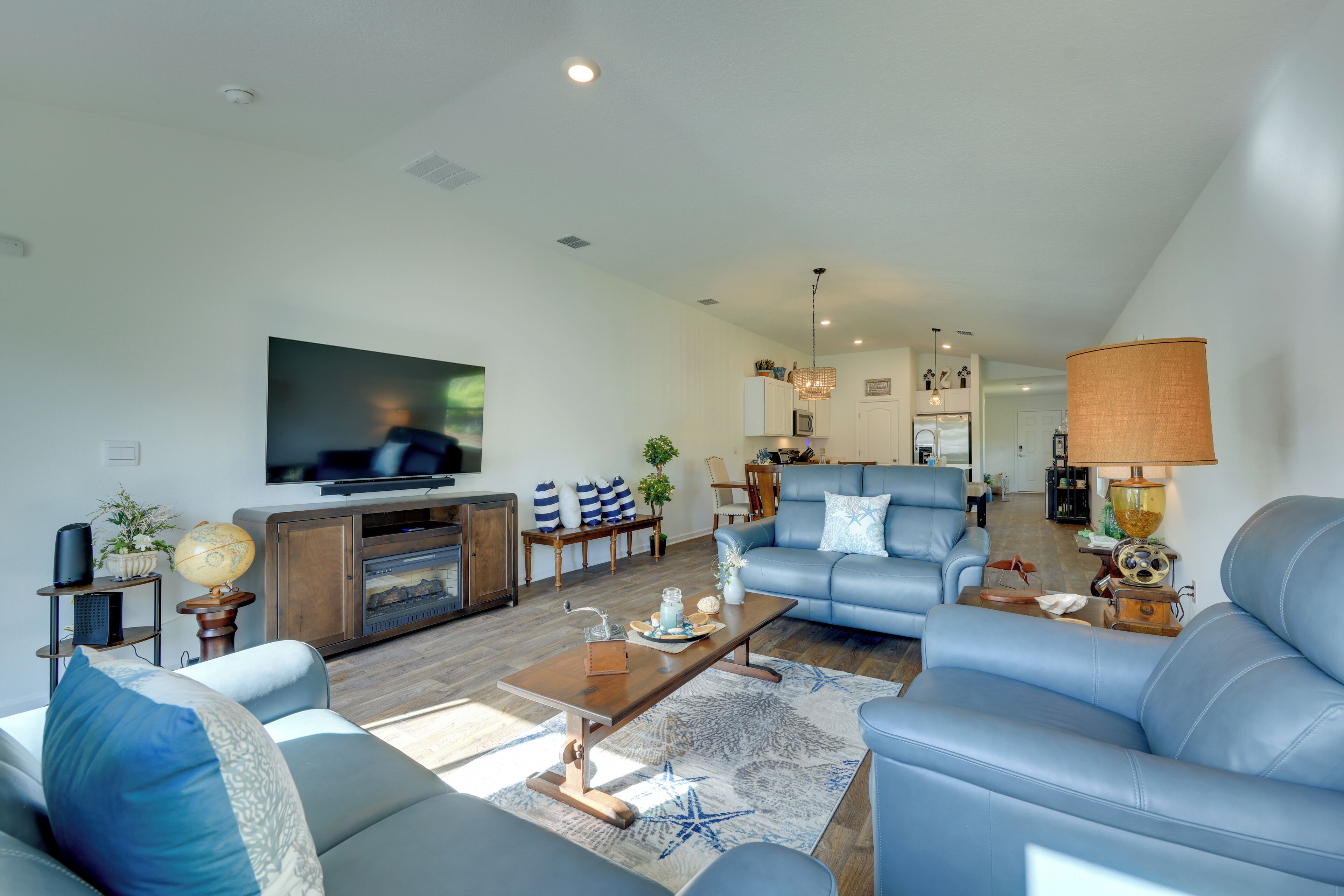 Una sala de estar moderna con sofá, mesa de centro y televisión.
