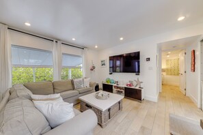 House (2 Bedrooms) | Interior - Lanai, Pool & Patios: Waterfront Home in Tavernier (Tavernier)