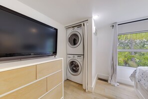 House (2 Bedrooms) | Interior - Lanai, Pool & Patios: Waterfront Home in Tavernier (Tavernier)