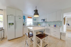 House (2 Bedrooms) | Interior - Lanai, Pool & Patios: Waterfront Home in Tavernier (Tavernier)