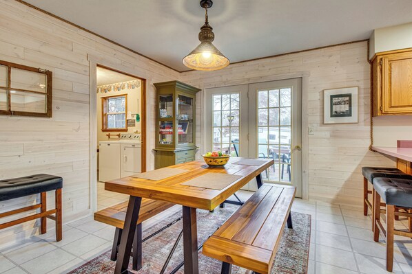 Interior - < 1 Mi to Bull Shoals Lake: 'the Blue Quill' (Bull Shoals)