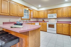 Interior - < 1 Mi to Bull Shoals Lake: 'the Blue Quill' (Bull Shoals)