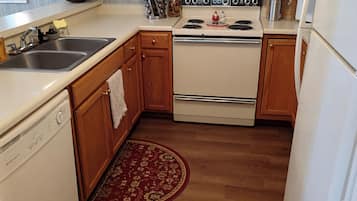 Køleskab, mikrobølgeovn, ovn, kogeplade