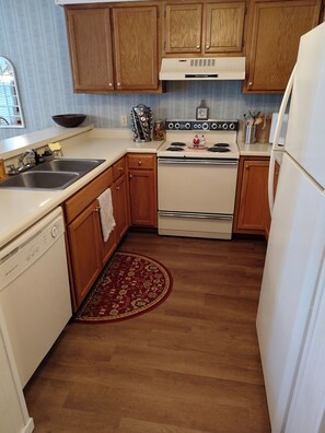 Køleskab, mikrobølgeovn, ovn, kogeplade