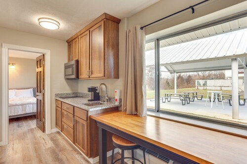 Walk to Oakland City University: Modern Apartment!