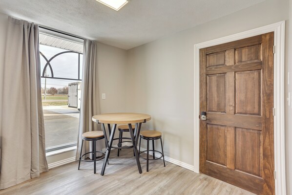 Apartment (2 Bedrooms) | Interior - < 1 Mi to Oakland City University: Cozy Apartment (Oakland City)