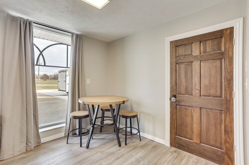 < 1 Mi to Oakland City University: Cozy Apartment