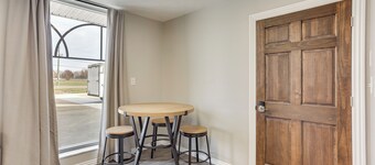 < 1 Mi to Oakland City University: Cozy Apartment