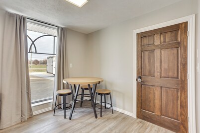 < 1 Mi to Oakland City University: Cozy Apartment