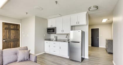 < 1 Mi to Oakland City University: Cozy Apartment