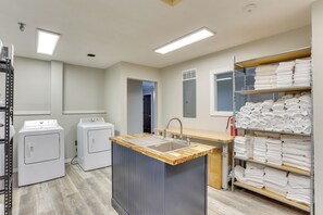 Apartment (0 Bedroom) | Interior - Walk to Ocu, Golf: Updated Oakland City Studio! (Oakland City)