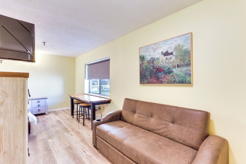 Quiet Oakland City Studio: Walk Downtown!