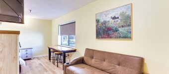 Quiet Oakland City Studio: Walk Downtown!