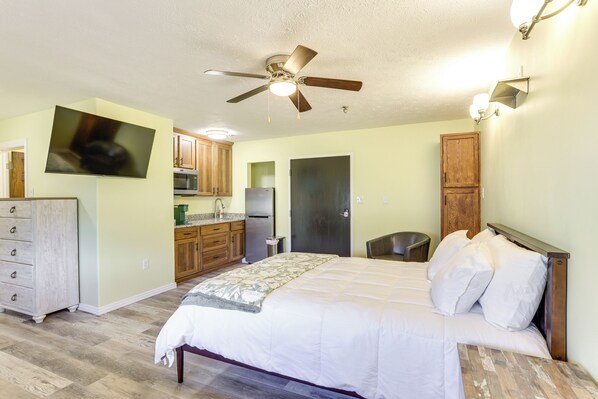 Departamento (0 Bedroom) | Espacio para trabajar con laptop y ropa de cama