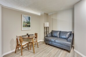 Interior - Oakland City Apartment: Close to Dtwn (Oakland City)