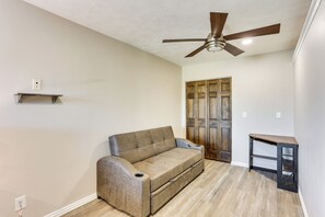 Interior - Oakland City Apartment: Close to Dtwn (Oakland City)