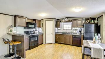 House (2 Bedrooms) | Interior