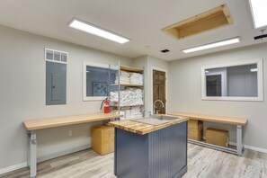 Apartment (1 Bedroom) | Interior - Golf, Shop, Tour & More: Oakland City Apartment (Oakland City)