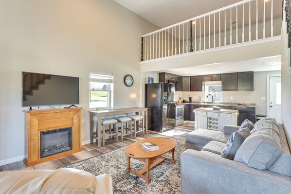 House (3 Bedrooms) | Front of property - Golf Course Views: Oakland City Retreat (Oakland City)