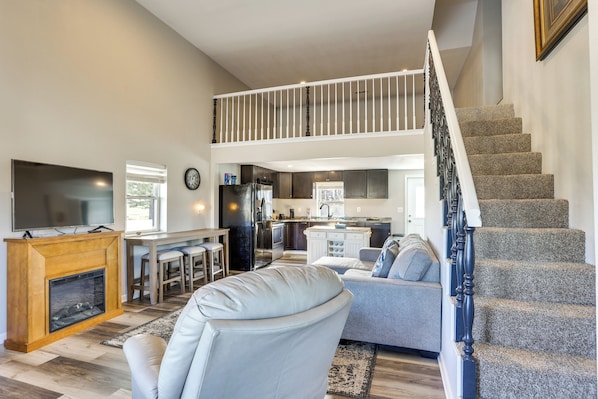 House (3 Bedrooms) | Interior - Golf Course Views: Oakland City Retreat (Oakland City)