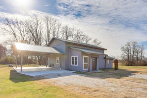 House (3 Bedrooms) | Interior - Golf Course Views: Oakland City Retreat (Oakland City)