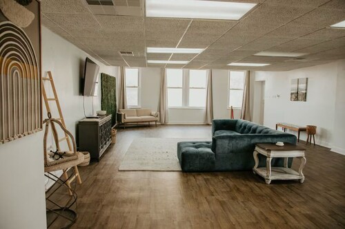 Downtown condo Cozy 2-bedroom with plenty of space 