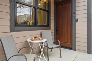 Outdoor dining - Luxury Living Modern Midtown Ensuite Baths & Patio (Reno)