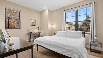 3 slaapkamers, een bureau, een strijkplank/strijkijzer, wifi