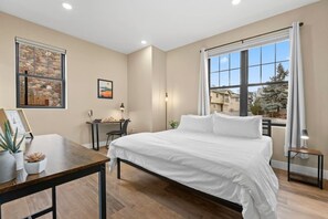 3 bedrooms, desk, iron/ironing board, WiFi - Luxury Living Modern Midtown Ensuite Baths & Patio (Reno)
