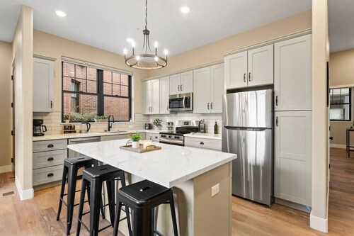 Luxury Living Modern Midtown Ensuite Baths & Patio