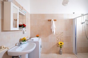 Vila, patio, pemandangan laut | Kamar mandi | Shower