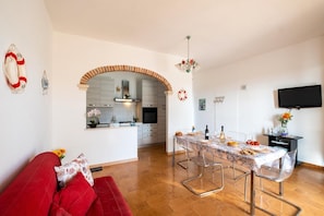 Villa, Terrasse, Meerblick | Wohnbereich | 30-Zoll-Flachbildfernseher mit Kabelempfang