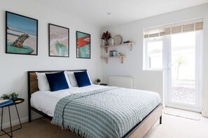 House | 4 bedrooms, desk, Internet - Beach House for 8 With hot tub Garden (Chichester)