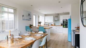 House | 4 bedrooms, desk, Internet