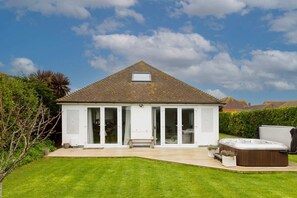 House | 4 bedrooms, desk, Internet - Beach House for 8 With hot tub Garden (Chichester)