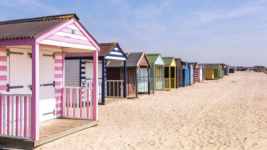 Beach House for 8 With hot tub Garden