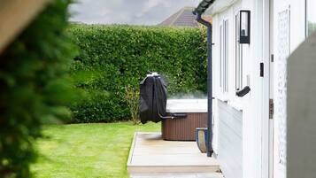 4 bedrooms, desk, Internet