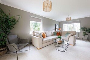 House | 5 bedrooms, desk, Internet - Stylish 4 Bed Home Close to Beach (Chichester)