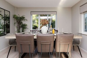 House | 5 bedrooms, desk, Internet - Stylish 4 Bed Home Close to Beach (Chichester)